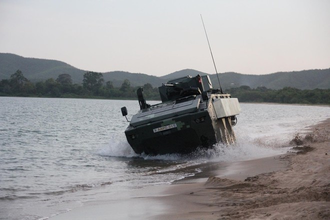 Cận cảnh Thái Lan đưa xe thiết giáp tự chế tạo đi “học bơi” - Ảnh 7.