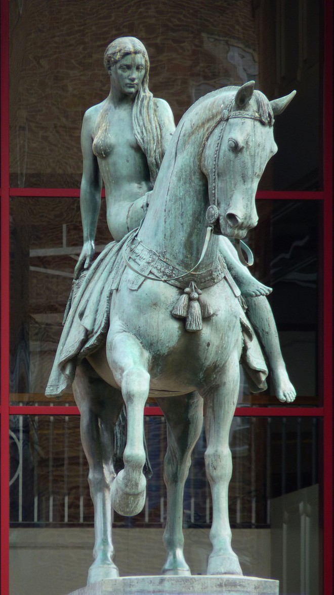 10 phụ nữ đẹp bậc nhất thế giới cổ: Có người bị chồng yêu cầu khỏa thân cưỡi ngựa - Ảnh 6.
