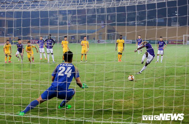Thủ môn SLNA chơi xuất thần, suýt chặn ngày đăng quang của Hà Nội FC - Ảnh 3.