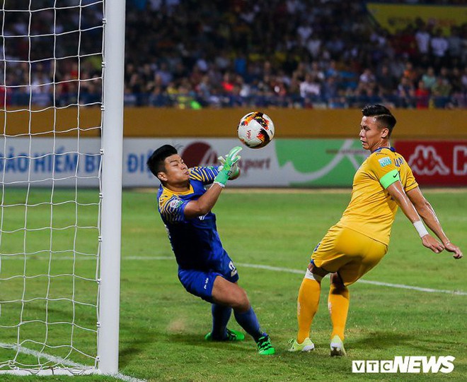 Thủ môn SLNA chơi xuất thần, suýt chặn ngày đăng quang của Hà Nội FC - Ảnh 4.