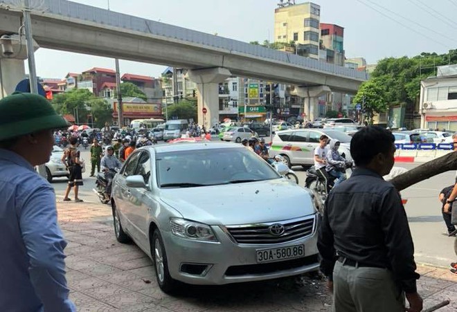 Xế hộp Camry tông liên hoàn trên phố Hà Nội, 2 người bị thương - Ảnh 1.