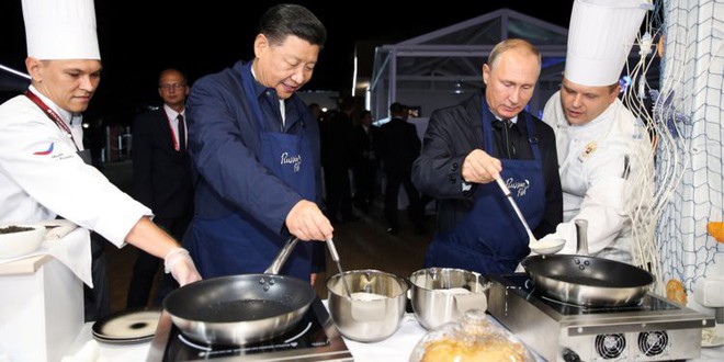 Ông Putin và ông Tập tự làm bánh Blini trứng cá muối, chúc mừng nhau bên ly rượu Vodka - Ảnh 1.