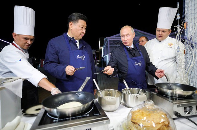 Ông Putin và ông Tập tự làm bánh Blini trứng cá muối, chúc mừng nhau bên ly rượu Vodka - Ảnh 2.