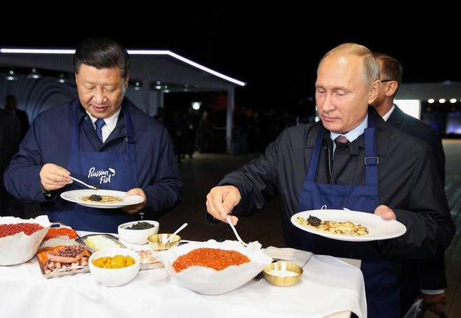 Ông Putin và ông Tập tự làm bánh Blini trứng cá muối, chúc mừng nhau bên ly rượu Vodka - Ảnh 5.