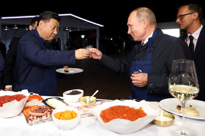 Ông Putin và ông Tập tự làm bánh Blini trứng cá muối, chúc mừng nhau bên ly rượu Vodka - Ảnh 8.