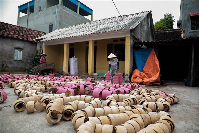 Làng làm trống, đầu lân Trung thu sống dậy sau thời gian bị ruồng bỏ, thờ ơ - Ảnh 1.