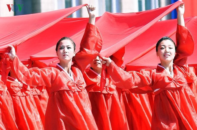 Xao xuyến vì vẻ đẹp các cô gái Triều Tiên ở quảng trường Kim Il-sung - Ảnh 13.