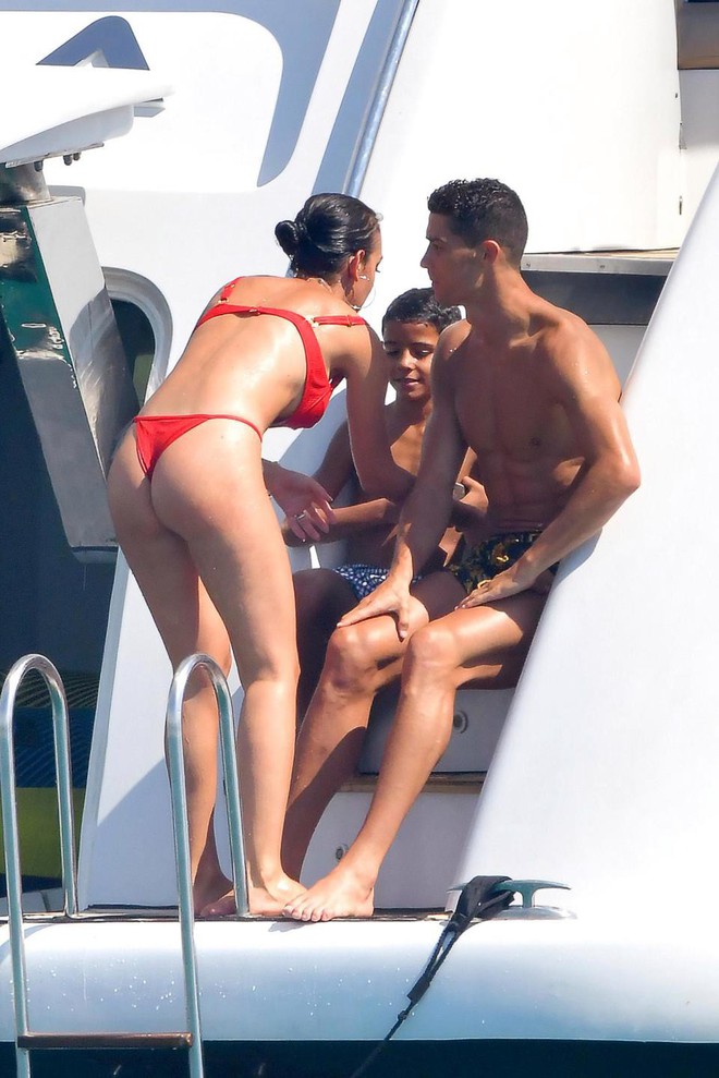 Nhà Ronaldo đi nghỉ mát, cánh paparazzi mải miết săn ảnh nóng của Georgina - Ảnh 5.