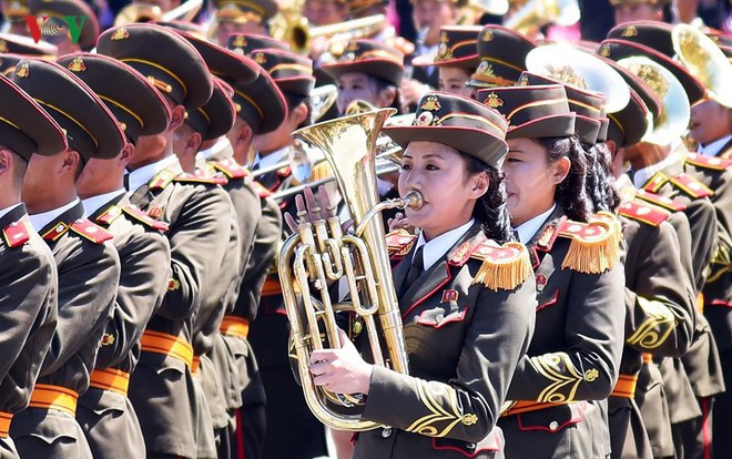 Xao xuyến vì vẻ đẹp các cô gái Triều Tiên ở quảng trường Kim Il-sung - Ảnh 8.