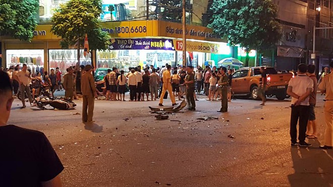Ô tô bán tải tông văng taxi và xe máy trên đường, 6 người bị thương - Ảnh 1.