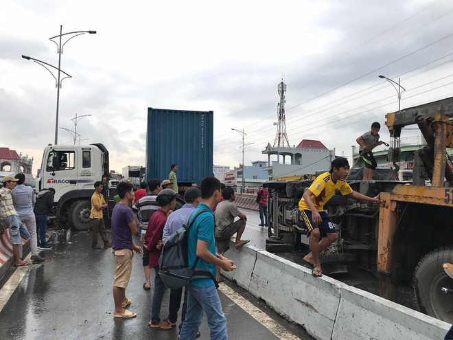 Xe container tông lật ô tô tải trên cầu vượt Gò Mây, giao thông tê liệt nhiều giờ - Ảnh 1.