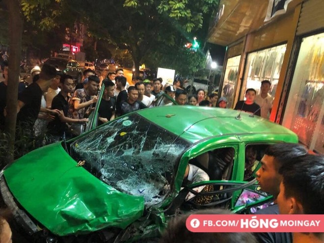 Taxi qua đèn xanh bị bán tải đâm bắn ngược lại 50 mét, kéo lê xe máy đỗ bên đường - Ảnh 4.