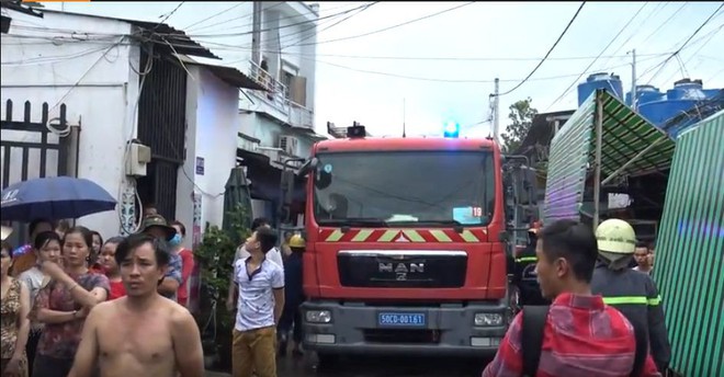 Gần 100 cảnh sát chữa cháy tại công ty hóa chất ở Sài Gòn - Ảnh 1.