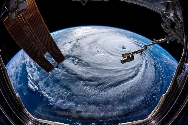 Từ trạm vũ trụ, phi hành gia vẫn rùng mình vì bão Florence - Ảnh 1.