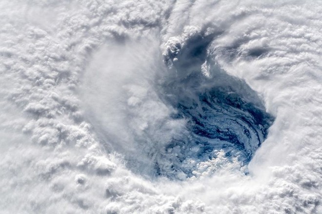 Từ trạm vũ trụ, phi hành gia vẫn rùng mình vì bão Florence - Ảnh 3.