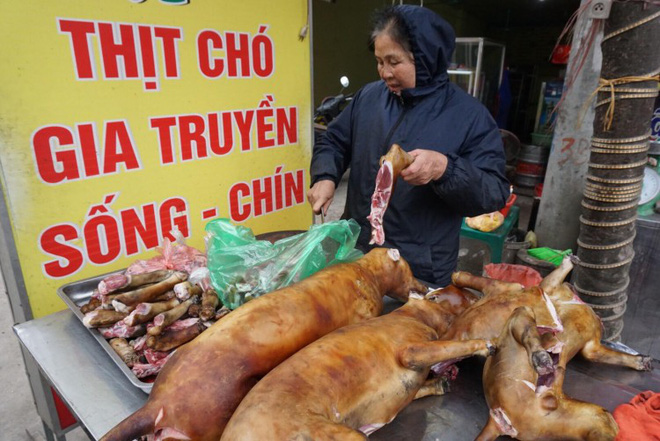 Nơi cả làng ăn thịt chó ngày Tết ở Hà Nội: Đã là tục lệ thì giỗ, Tết nhất định phải có thịt chó để ăn - Ảnh 1.