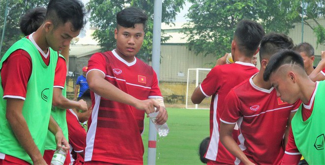 Cầu thủ bị gãy tay của U19 Việt Nam kịp bình phục trước ngày sang Qatar đá giao hữu - Ảnh 2.