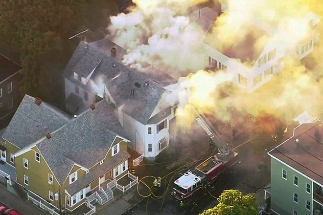 Ảnh: Khí gas rò rỉ và phát nổ ở khu dân cư Mỹ, thiêu cháy 50 nhà - Ảnh 13.