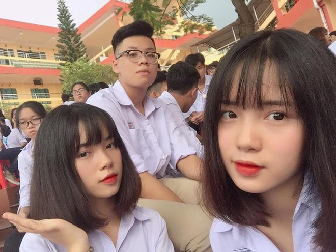 Anh chàng này đẹp trai không thiếu một chi tiết nào! Đôi mắt to tròn, nụ cười rực rỡ, mái tóc lạ mắt, tất cả đều tạo nên một hình ảnh hoàn hảo của một người đàn ông trẻ tuổi. Xem hình anh ấy để hiểu rõ hơn về sự ngầu lòi của mình.