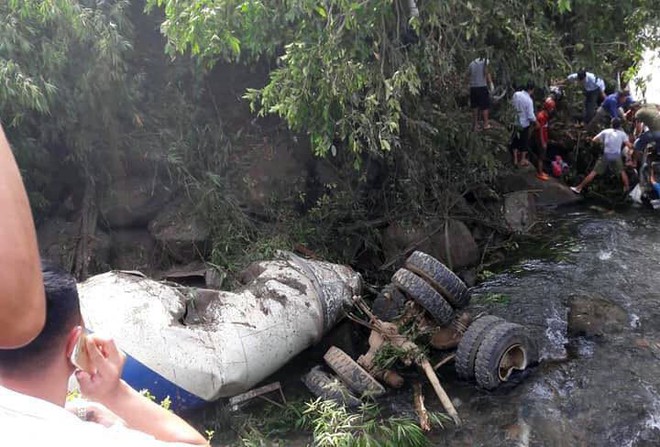 Tai nạn thảm khốc 13 người chết ở Lai Châu: Xe bồn chạy 109km/h, đẩy xe khách xuống vực sâu - Ảnh 1.