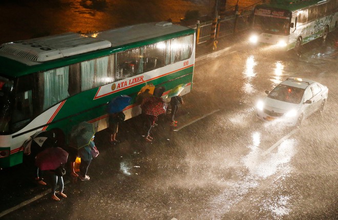 Washington Post: Sức mạnh quái vật của siêu bão Mangkhut nhấc bổng được chiếc Boeing 737 - Ảnh 6.