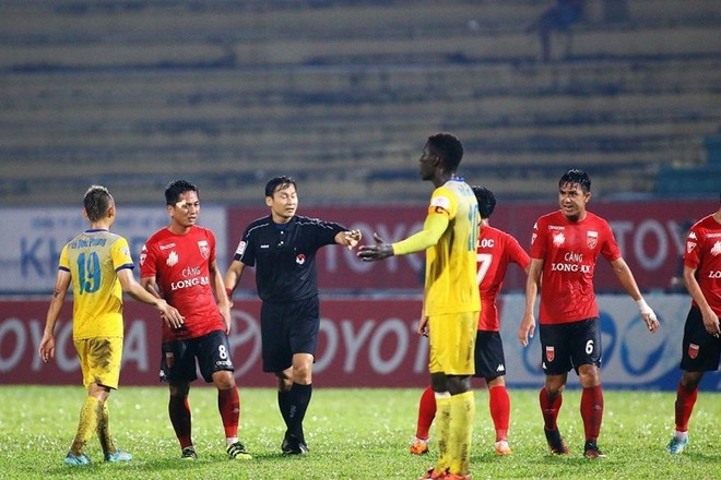 Trọng tài Trần Văn Lập: Hết bẻ còi, bị tố bắt láo tới quên thẻ và hủy bàn thắng - Ảnh 2.