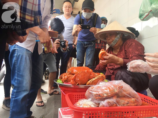 Sau vụ bị mắng bán cua thúi hoắc, mâm cua dì Ba vẫn đông nghẹt khách nhưng dì buồn lắm, tối ngủ còn mơ thấy cô ấy chửi mình - Ảnh 12.