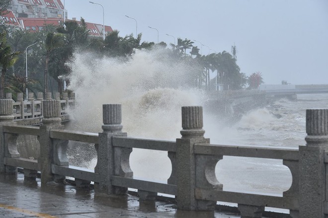 Siêu bão Mangkhut vừa đổ bộ vào tỉnh Quảng Đông, Trung Quốc với sức gió hơn 160 km/h - Ảnh 2.