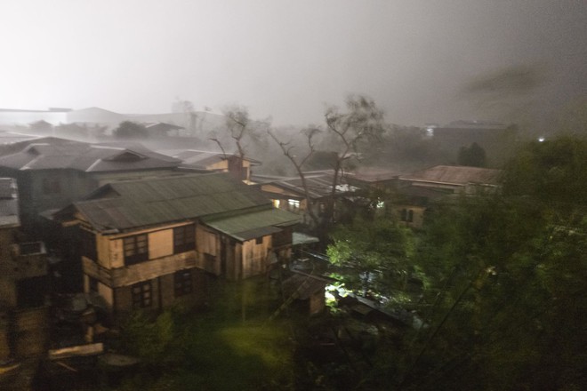 Cảnh tượng như ngày tận thế của siêu bão Mangkhut khi càn quét qua Philippines - Ảnh 2.