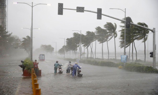 Cảnh tượng như ngày tận thế của siêu bão Mangkhut khi càn quét qua Philippines - Ảnh 3.