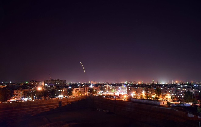 NÓNG: Bị tấn công tên lửa, trời Damascus rực lửa - 1 tổ hợp S-200 Syria mất sức chiến đấu - Ảnh 4.