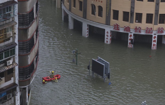 Bão Mangkhut mạnh kinh hoàng ở HK: Gió giật khiến nhà cao tầng chao đảo như có động đất - Ảnh 4.