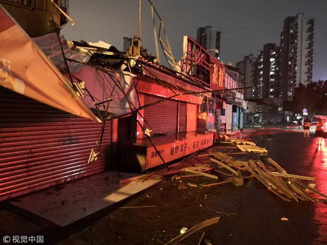 TQ: Vua bão Mangkhut quật vỡ cửa sổ, đánh bật gốc cây, làm thương vong hàng trăm người - Ảnh 4.