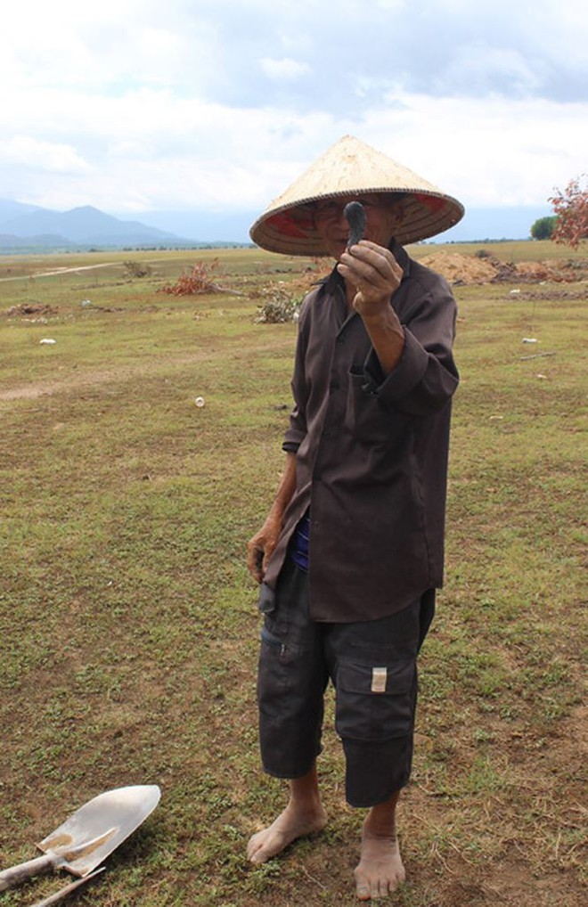Người dân Phú Yên đổ xô đào đá đen bán giá 4 triệu đồng/kg - Ảnh 4.