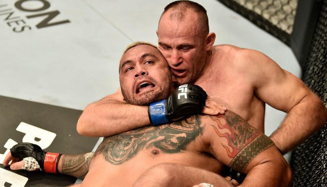 Võ sĩ già nhất UFC lên sàn, bị đối thủ siết cổ suýt ngất - Ảnh 7.