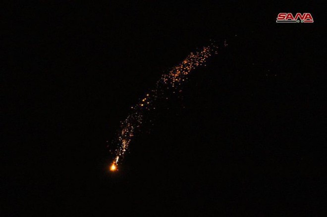 NÓNG: Bị tấn công tên lửa, trời Damascus rực lửa - 1 tổ hợp S-200 Syria mất sức chiến đấu - Ảnh 3.