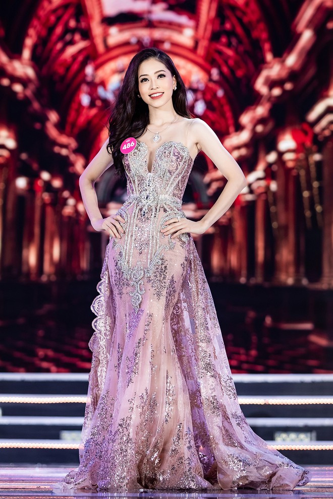 Người đẹp 18 tuổi Trần Tiểu Vy đăng quang Hoa hậu Việt Nam 2018 - Ảnh 31.
