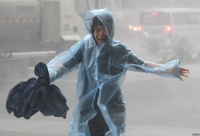 24h qua ảnh: Cửa kính cao ốc Hong Kong vỡ vụn sau “vua bão” Mangkhut - Ảnh 11.