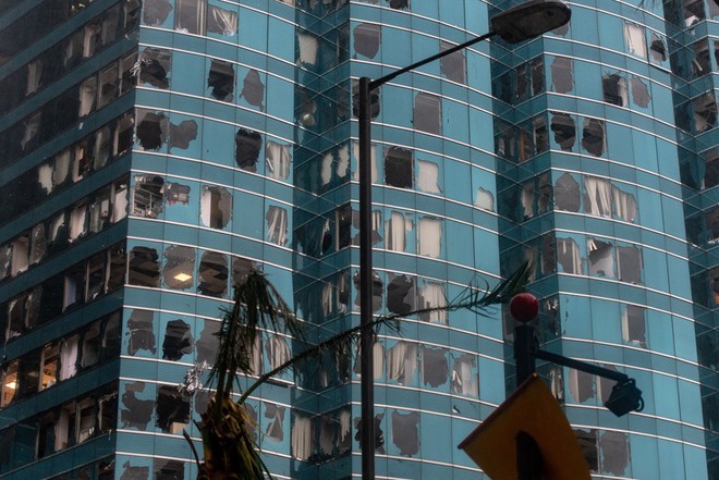 24h qua ảnh: Cửa kính cao ốc Hong Kong vỡ vụn sau “vua bão” Mangkhut - Ảnh 2.