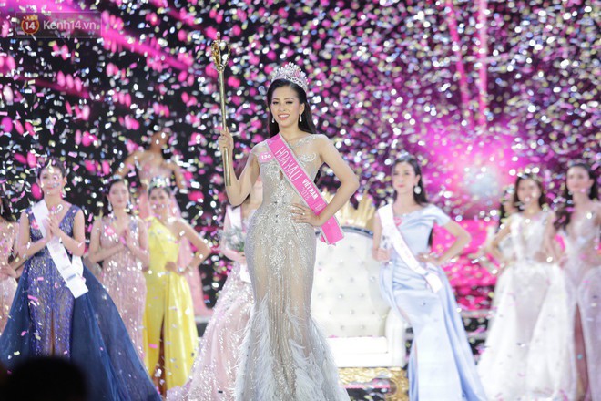 Vừa đăng quang ít phút, hàng loạt Facebook giả mạo Hoa hậu Trần Tiểu Vy đã xuất hiện tràn lan - Ảnh 4.