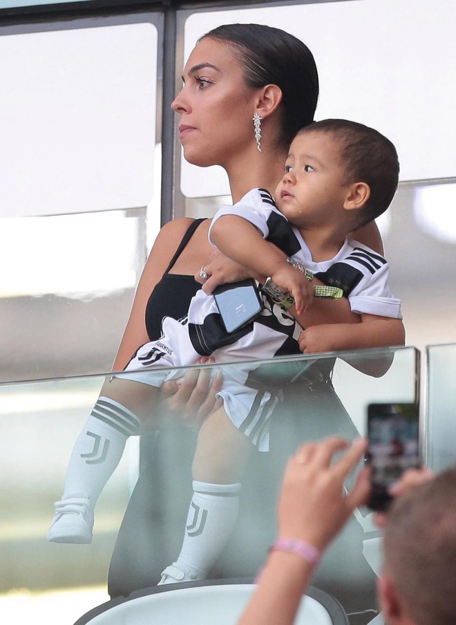 Georgina bồng bế hai con nhỏ đến sân, chứng kiến Ronaldo lập kỷ lục mới - Ảnh 2.