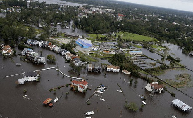Ảnh: Bờ Đông nước Mỹ tan hoang, nước không ngừng dâng cao do bão Florence - Ảnh 1.