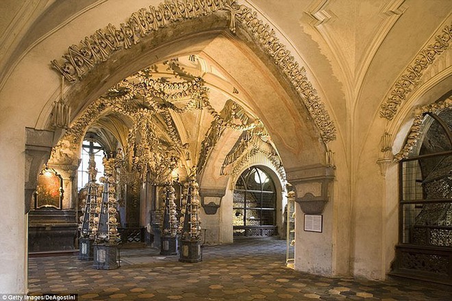 Bên trong nhà thờ được trang trí bằng 70.000 bộ xương người - Ảnh 11.
