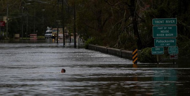 Ảnh: Bờ Đông nước Mỹ tan hoang, nước không ngừng dâng cao do bão Florence - Ảnh 13.