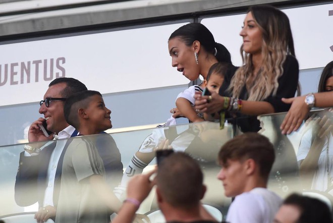 Georgina bồng bế hai con nhỏ đến sân, chứng kiến Ronaldo lập kỷ lục mới - Ảnh 3.