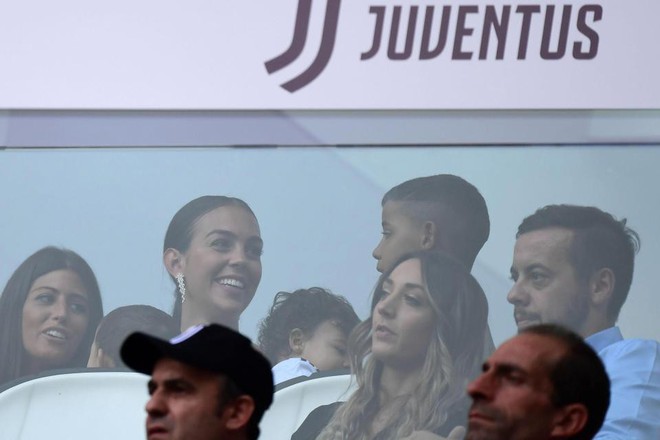 Georgina bồng bế hai con nhỏ đến sân, chứng kiến Ronaldo lập kỷ lục mới - Ảnh 4.