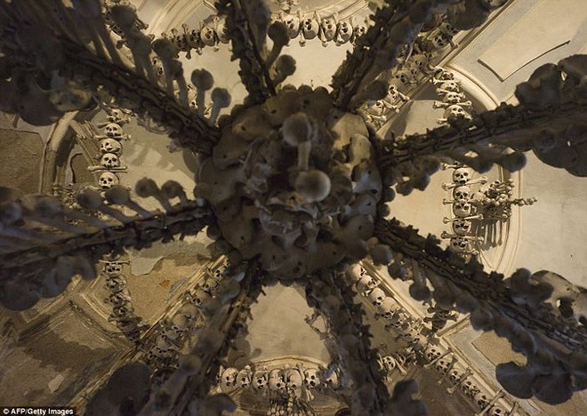 Bên trong nhà thờ được trang trí bằng 70.000 bộ xương người - Ảnh 9.