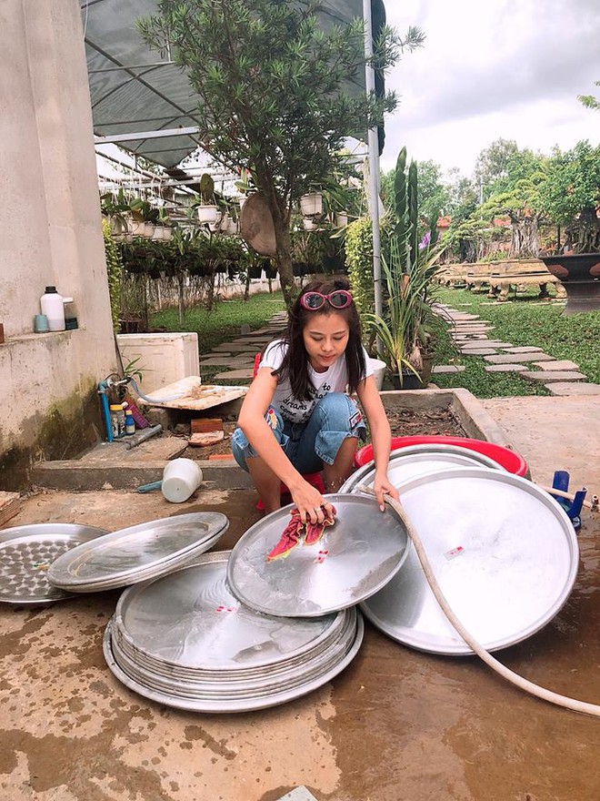 Sao Việt tất bật chuẩn bị cho ngày giỗ Tổ: Hoài Linh tự tay nhổ cỏ, Nam Thư miệt mài lau dọn - Ảnh 2.