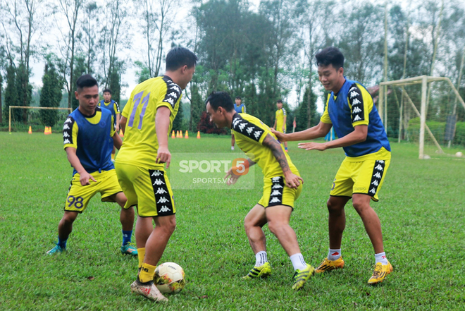 Bố Đức Huy ân cần dặn dò Văn Toàn trước trận HAGL chạm trán Hà Nội FC - Ảnh 3.