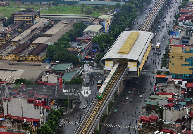 Ảnh: 4 đoàn tàu đường sắt trên cao bất ngờ di chuyển trong mưa trước ngày chạy thử - Ảnh 2.